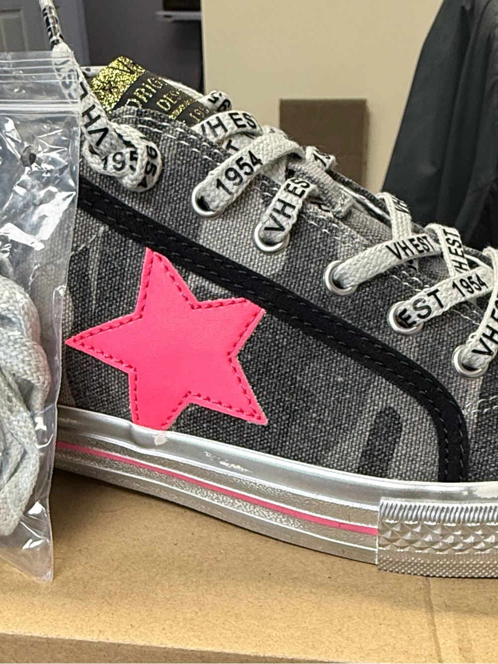 Vintage Havana Camo w/Pink Star Sneaker NWT SZ 8
